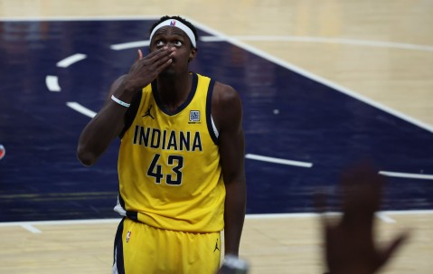 开云APP-西亚卡姆在TL比赛中表现优异，战术调整引发热议！