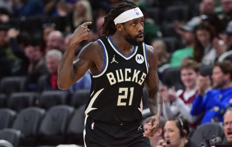 开云APP-Ming在雄鹿比赛中出色防守，败北引发热议！